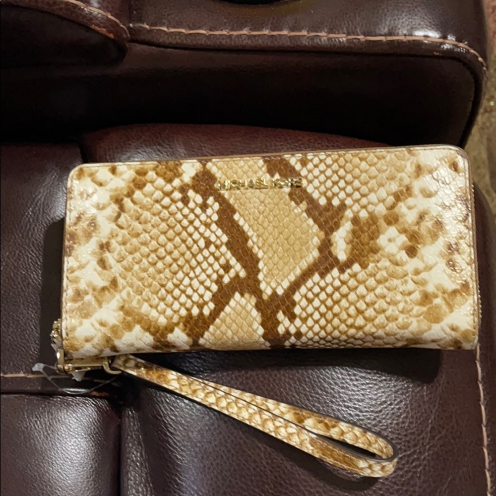 Micheal Kors wristlet